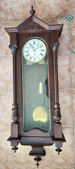 krásné zdobené vyřezávané jednozávažové hodiny