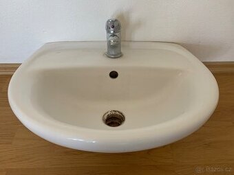 Umyvadlo s kohoutkovou baterií