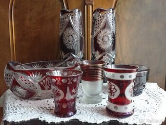 Starožitné broušené rubínové sklo