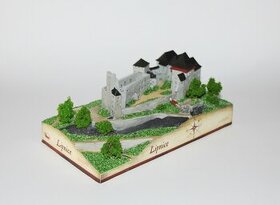 Model hradu s vitrínou + dárky