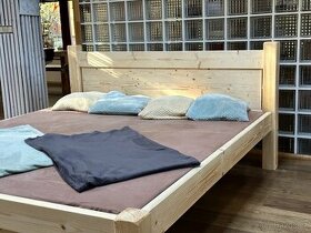 NOVÁ, masivní postel 180 x 200 s roštem, ZVÝŠENÝ SED