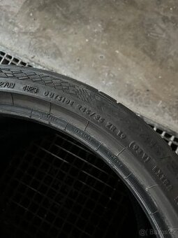 245/35 R19