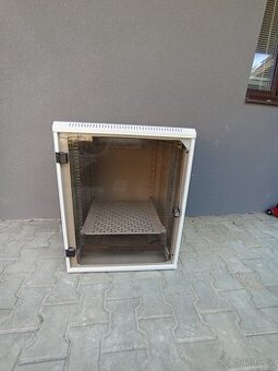 Serverová skříň, rack + Switch 1000 MB