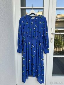 Modré květované šaty od H&M s asymetrickou sukni