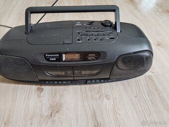 Rádio s kazetovými přehrávači