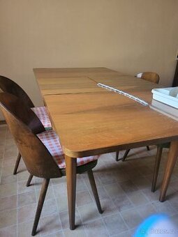 Rokladací dřevěný jídelní stů + 4 drevěné židle