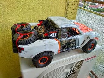 RC Traxxas Unlimited Desert Racer 1:8 TQi RTR s LED Fox
