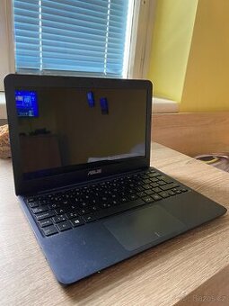 Malý notebook asus