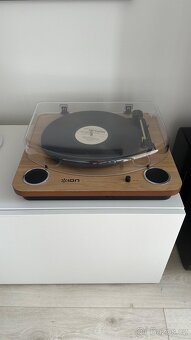 Gramofon ION Max LP – hnědý, v dobrém stavu