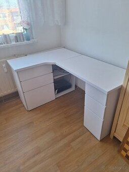 Rohový psací stůl