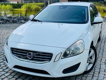 Volvo V60 2.0D 120KW 5VÁLEC MANUÁL CITY SAFETY BLUETOOTH