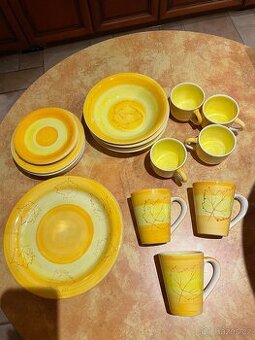 Sada talířů + hrníčky