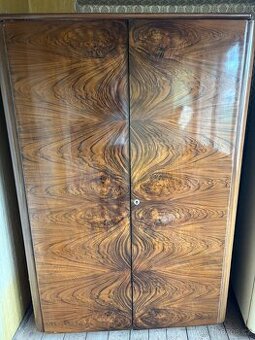 Stará dřevěná skříň