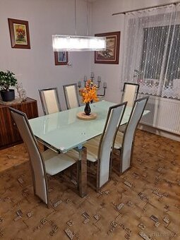 Rozkládací jídelní stůl se židlemi