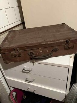 Starý papírový kufr