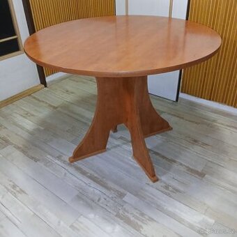 Kulatý jídelní stůl