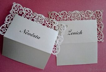 SVATBA, KŘTINY, RODINNÉ OSLAVY – krajkové jmenovky a ozdoby