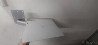 Držák televize do karavanu