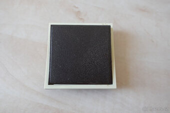 hnědý kryt vypínače