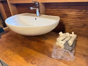 Nové umyvadlo a baterie včetně příslušenství
