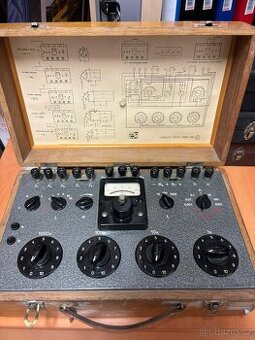 Starý měřící přístroj na měření odporového můstku