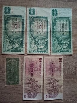 Pár bankovek a kovových mincí