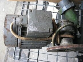 Elektromotor 380Vs převodovkou a řemenicí - 1