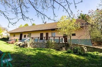 Dům v klidné lokalitě s rozlehlou zahradou orientovaný na Ji