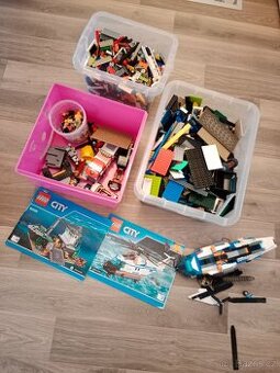 Lego různé v boxech, 2 návody na sestaveni,silnice,doplnky