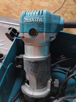 Horní frézka Makita RT0700C s nástavcem pro zanoření