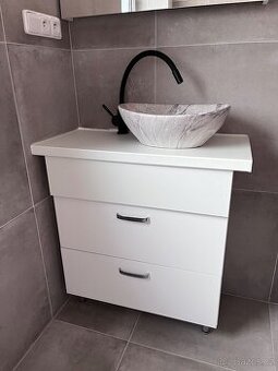 Koupelnová skříňka se sprchovou zástěnou