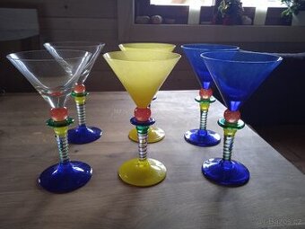 Barevné sklenice se stopkou