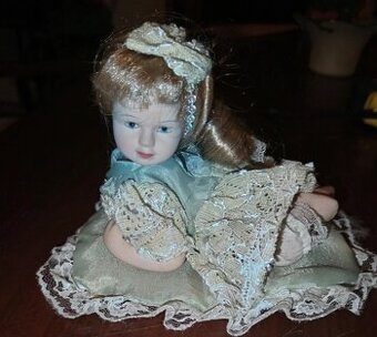 Panenka porcelánová