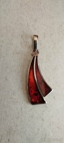 Nový velký stříbrný přívěsek s jantarem s puncem