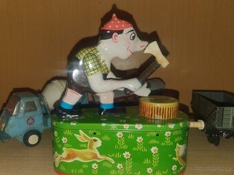 Stará plechová kasička