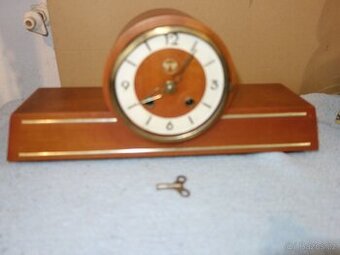 Retro hodiny s obloukem