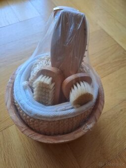 Dřevěná toaletní souprava