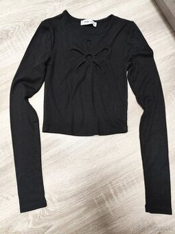 Černé triko s květinou