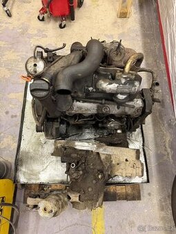 Kompletní motor Vw Transporter 2.5TDI 65KW