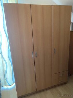 Skříň s fochy, Š120 x V172 x H52 cm