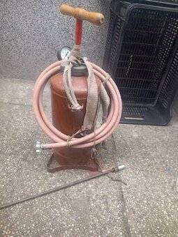 Velmi stará stříkací pumpa malířská