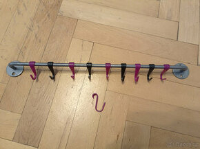 Závěsná tyč s háčky Ikea