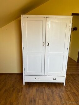 Starožitná dřevěná šatní skříň