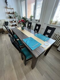 Dřevěný jídelní stůl a set 6 židlí
