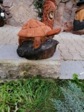 zahradní dekorace želva motorovou pilou