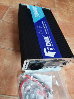 Měnič 12V / 220 V, 5000/2200W, čistý sinus