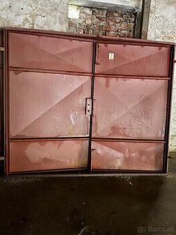 Garážová vrata 240 x 200 v dobrém stavu