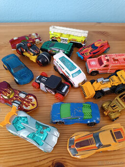 Autíčka HOT WHEELS,