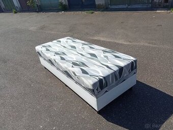 Válenda s úložným prostorem na nožičkách