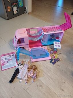 Barbie karavan včetně panenek